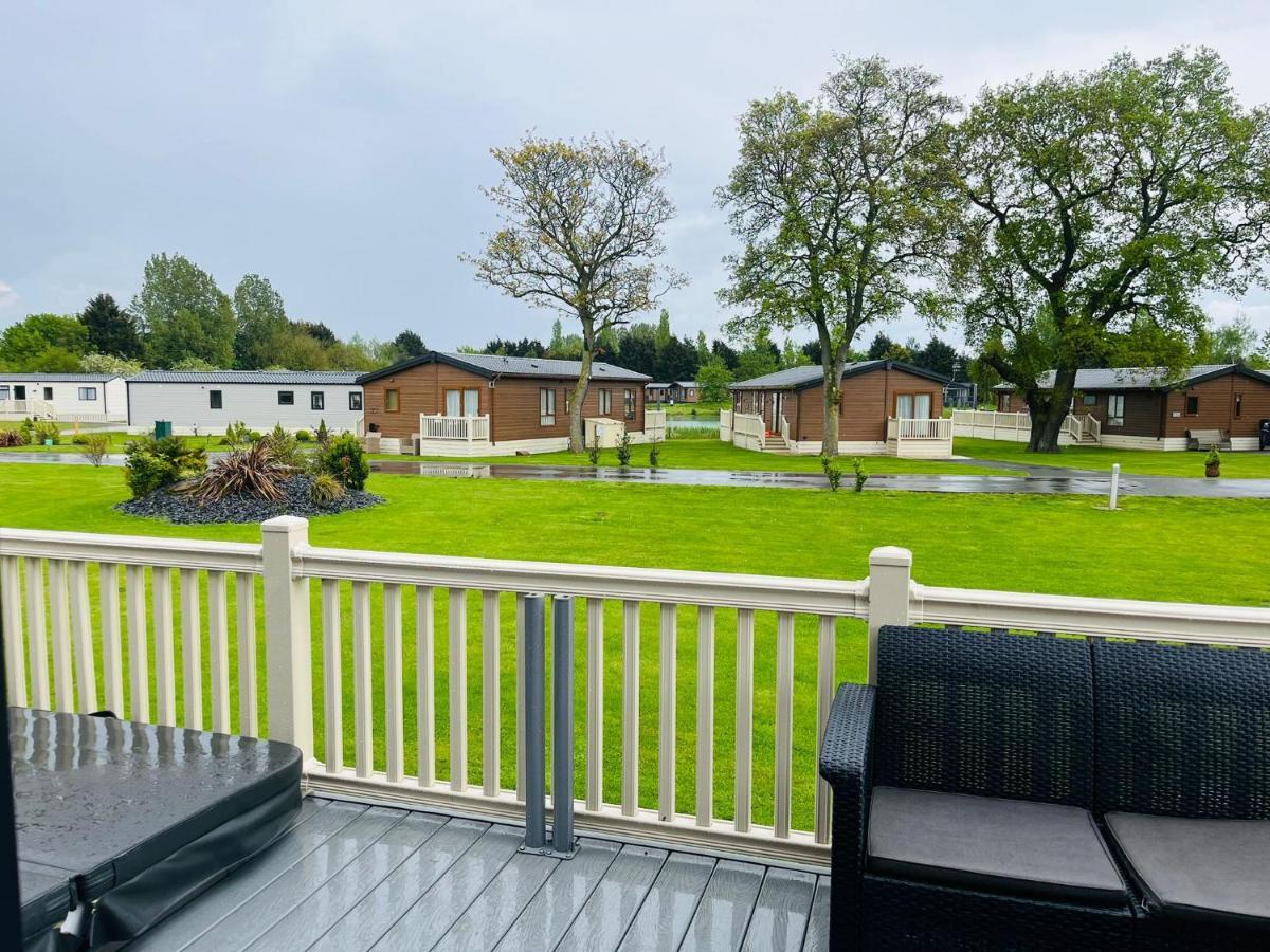 Moore Lodge With Hot Tub Саут-Кейв Экстерьер фото