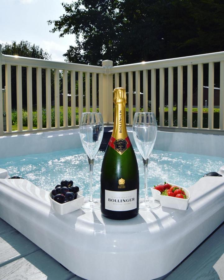 Moore Lodge With Hot Tub Саут-Кейв Экстерьер фото